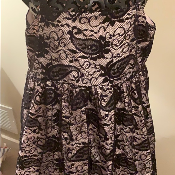 Lacy, pink underlay dress; nice fit🖤 - Picture 3 of 4